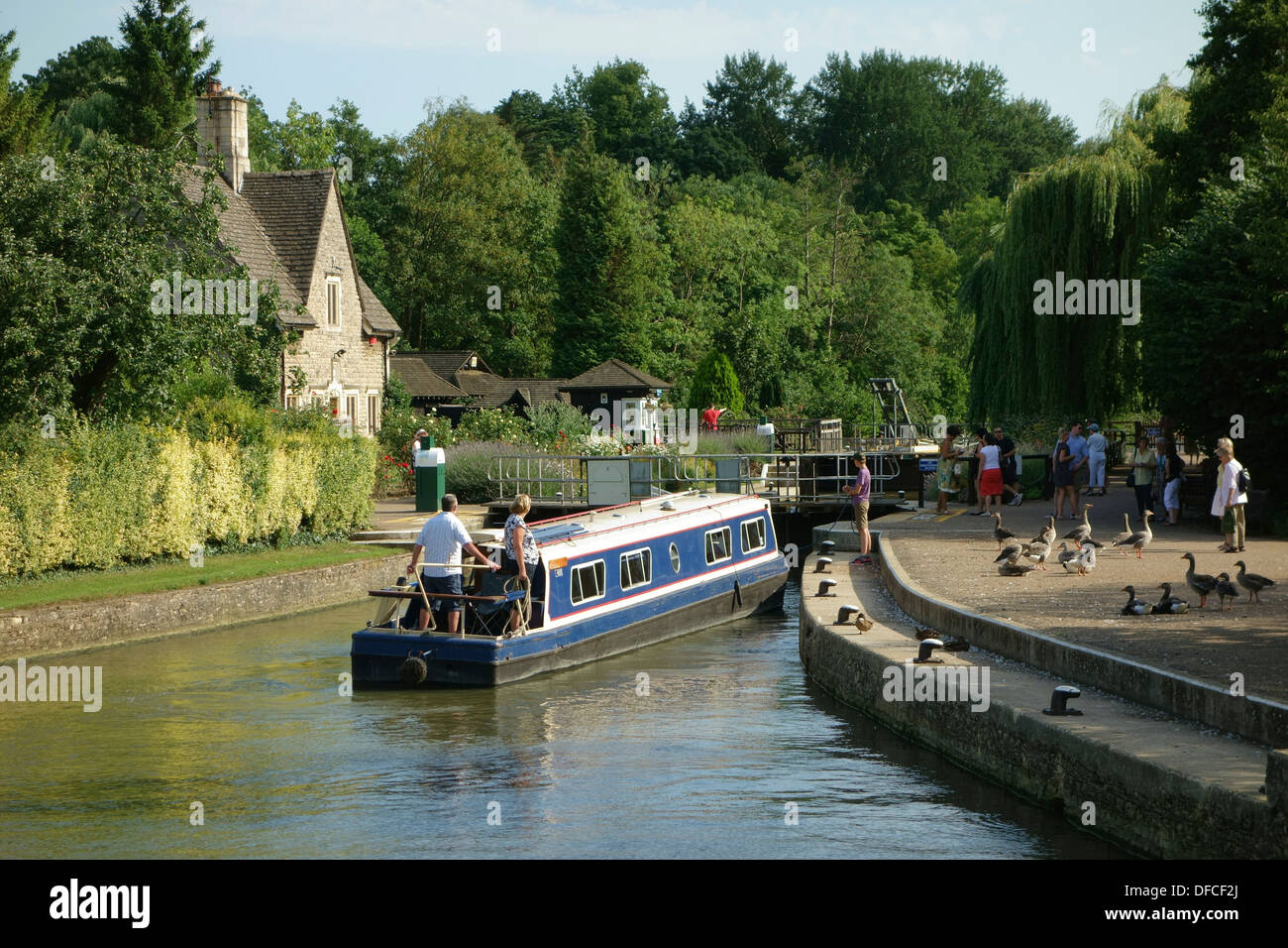 Narrowboat an der Themse an Iffley Lock Oxfordshire UK. Stockfoto