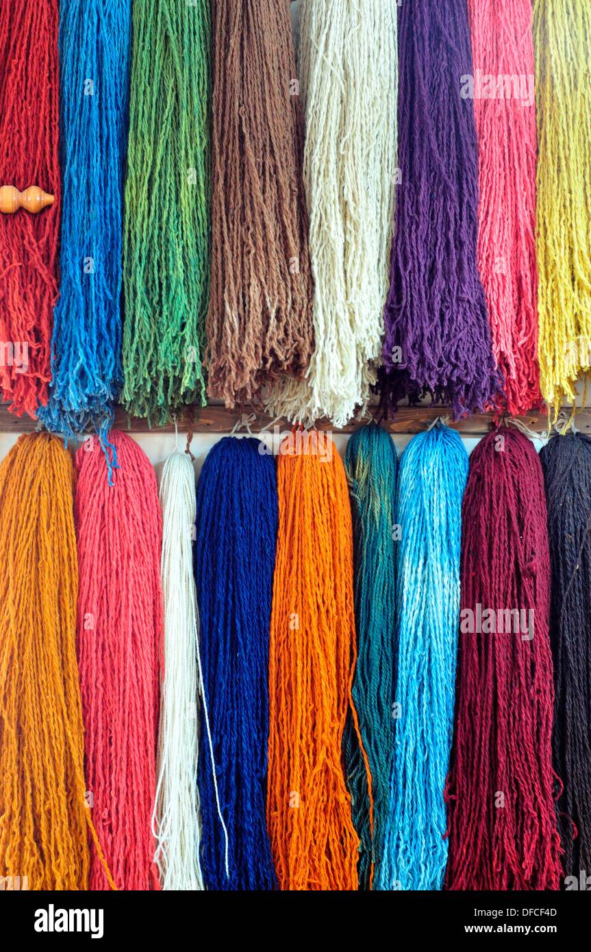Türkei, Istanbul, türkische Teppiche, machte lokale Hand Wollteppiche  natürlicher Wolle Garn Stockfotografie - Alamy