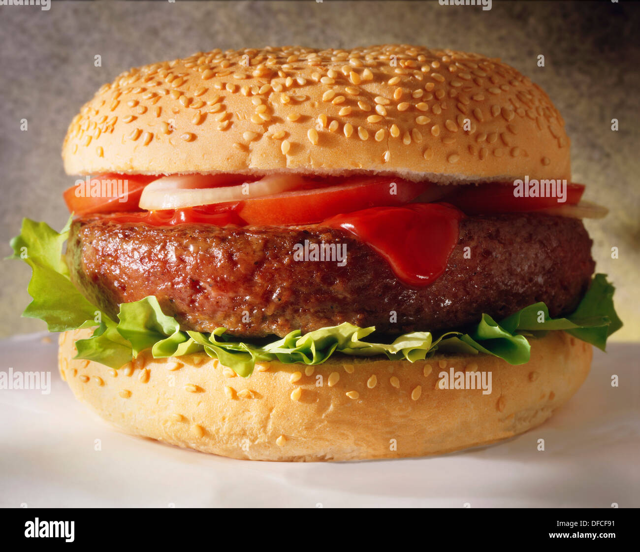 Hamburger in einem Sesam-Brötchen mit Zwiebeln und ketchup Stockfoto