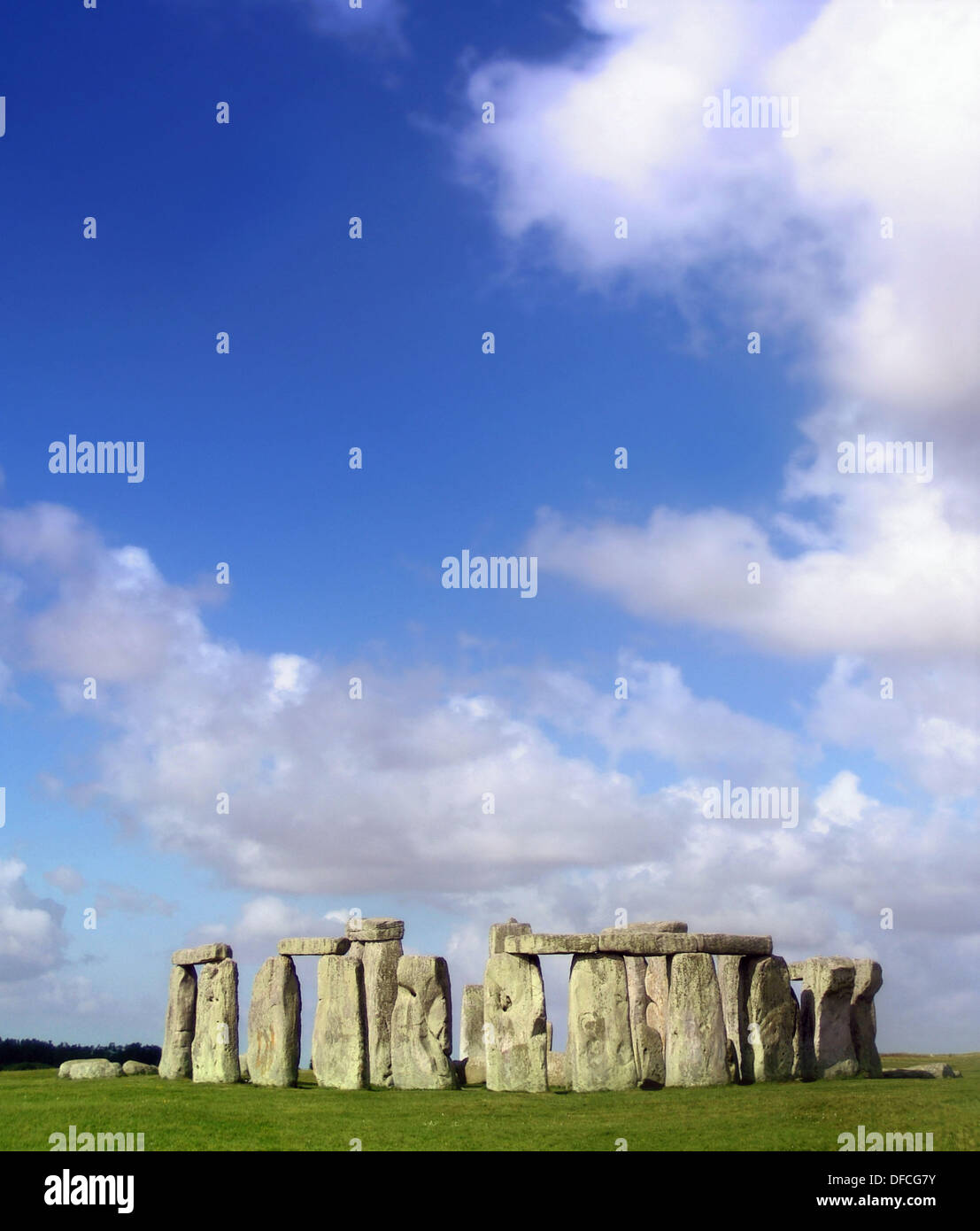 Stonehenge ist ein prähistorisches Monument befindet sich in der englischen Grafschaft Wiltshire, ungefähr 8 Meilen (13 km) nördlich von Salisbury Stockfoto