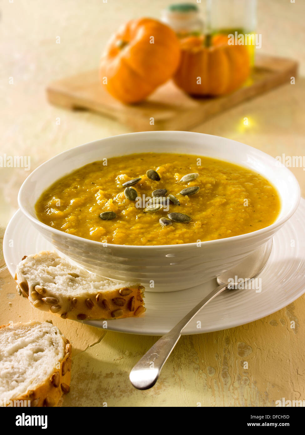 Kürbis Suppe in einer weißen Schüssel Suppe mit Brot Stockfoto