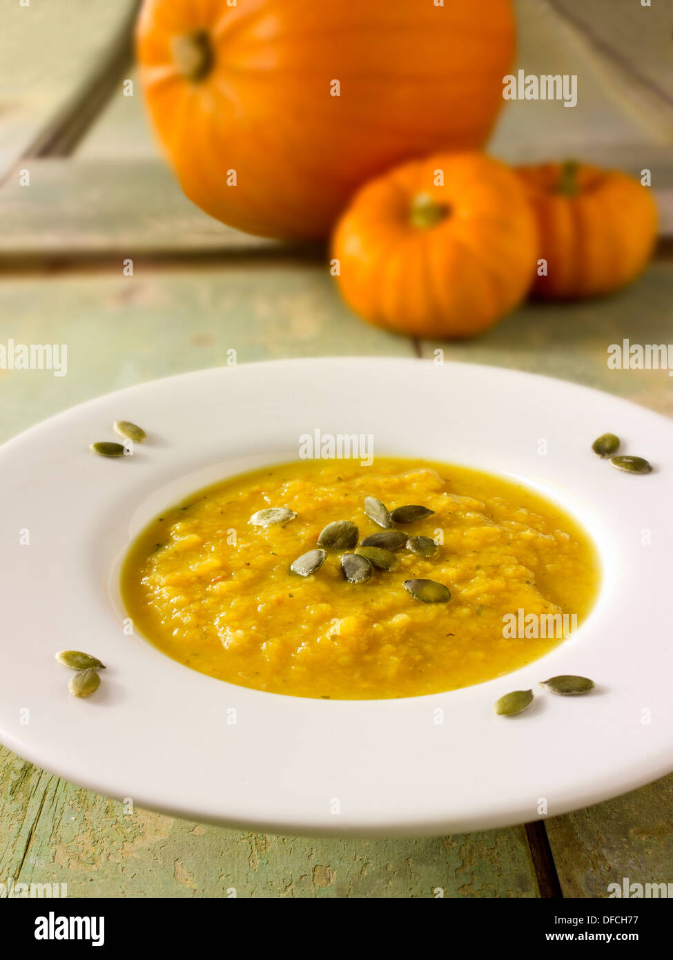 Kürbis Suppe in einer weißen Schüssel Suppe mit Brot Stockfoto