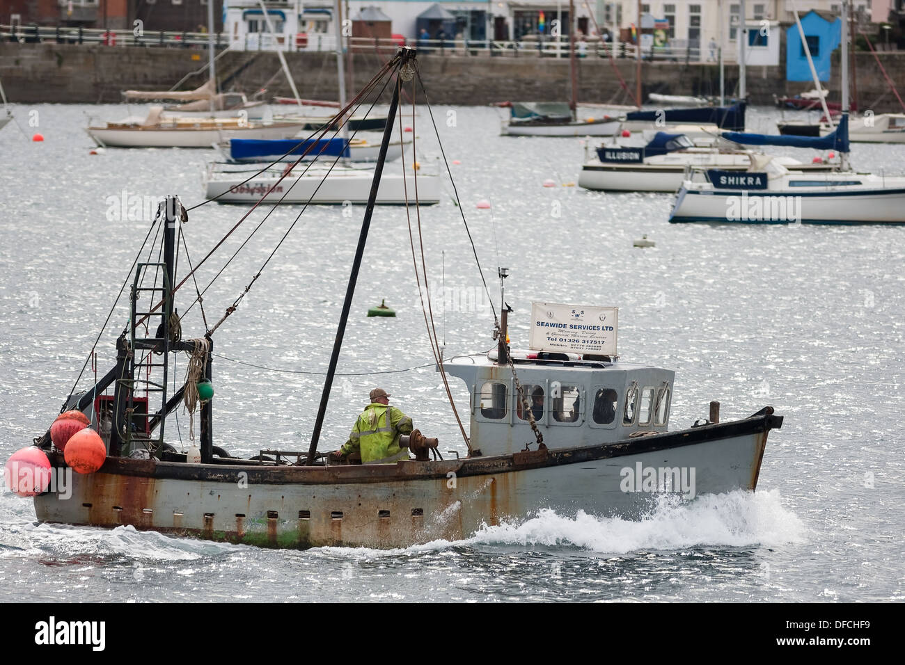 Trawler Autofahren durch Hafen Stockfoto