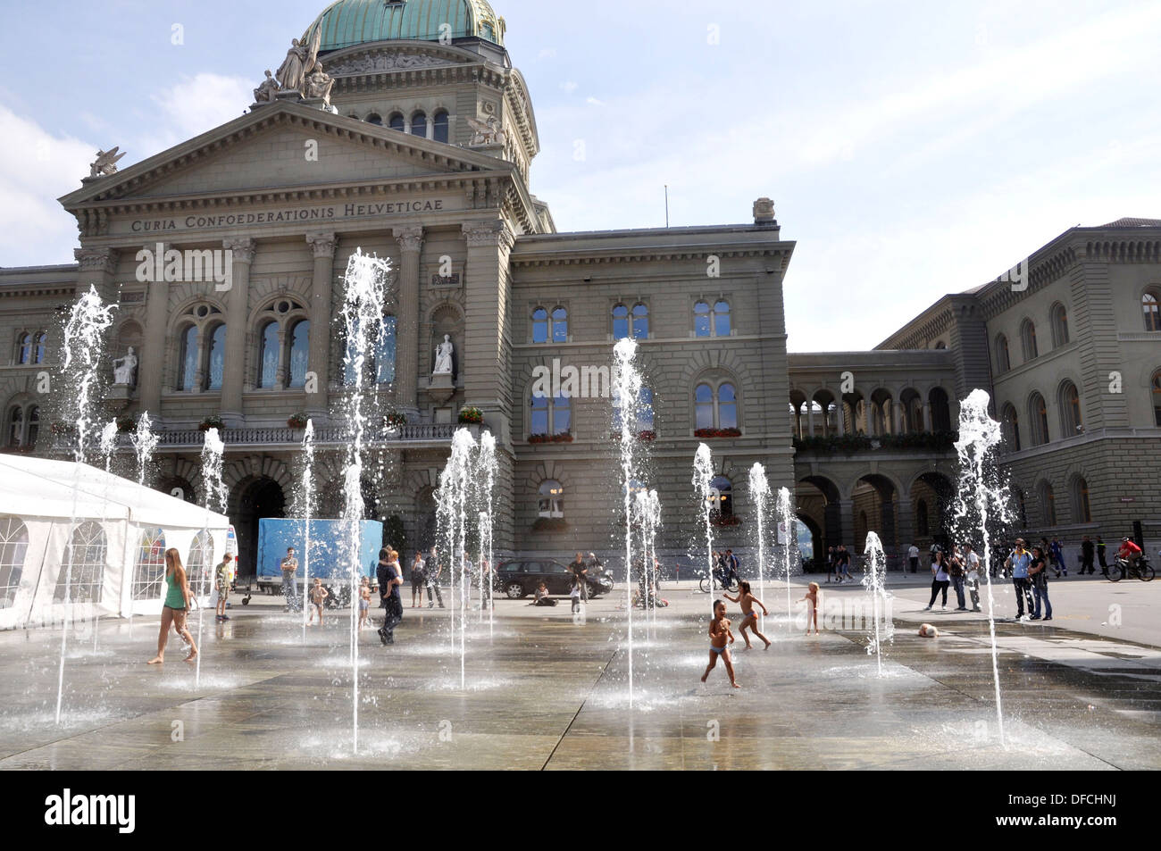 Bern (Schweiz): Kinder spielen mit einem Brunnen Wasser durch das  Bundeshaus Stockfotografie - Alamy