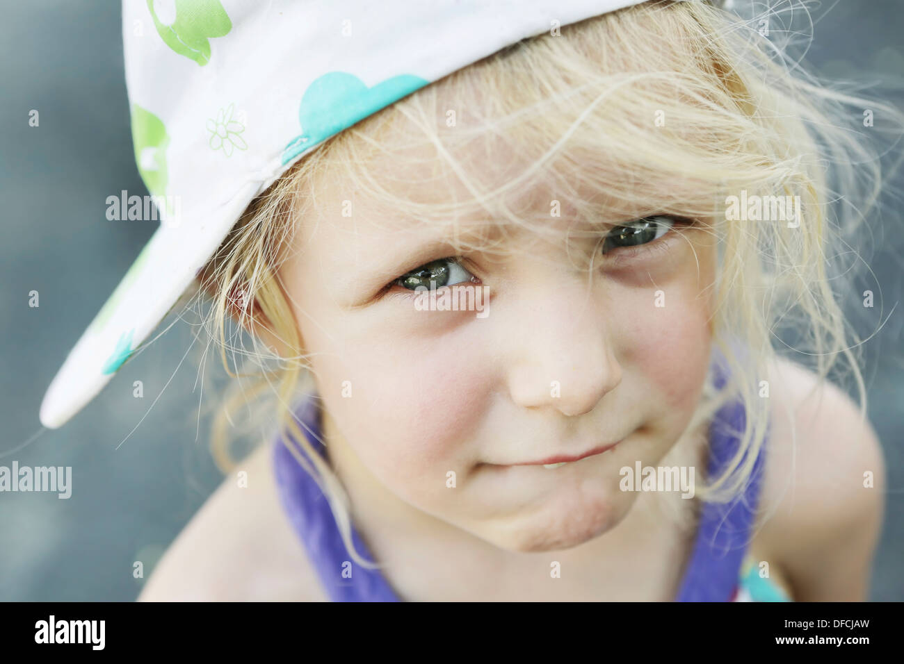 Deutschland, Nordrhein-Westfalen, Köln, Portrait eines Mädchens mit Kappe, Nahaufnahme Stockfoto