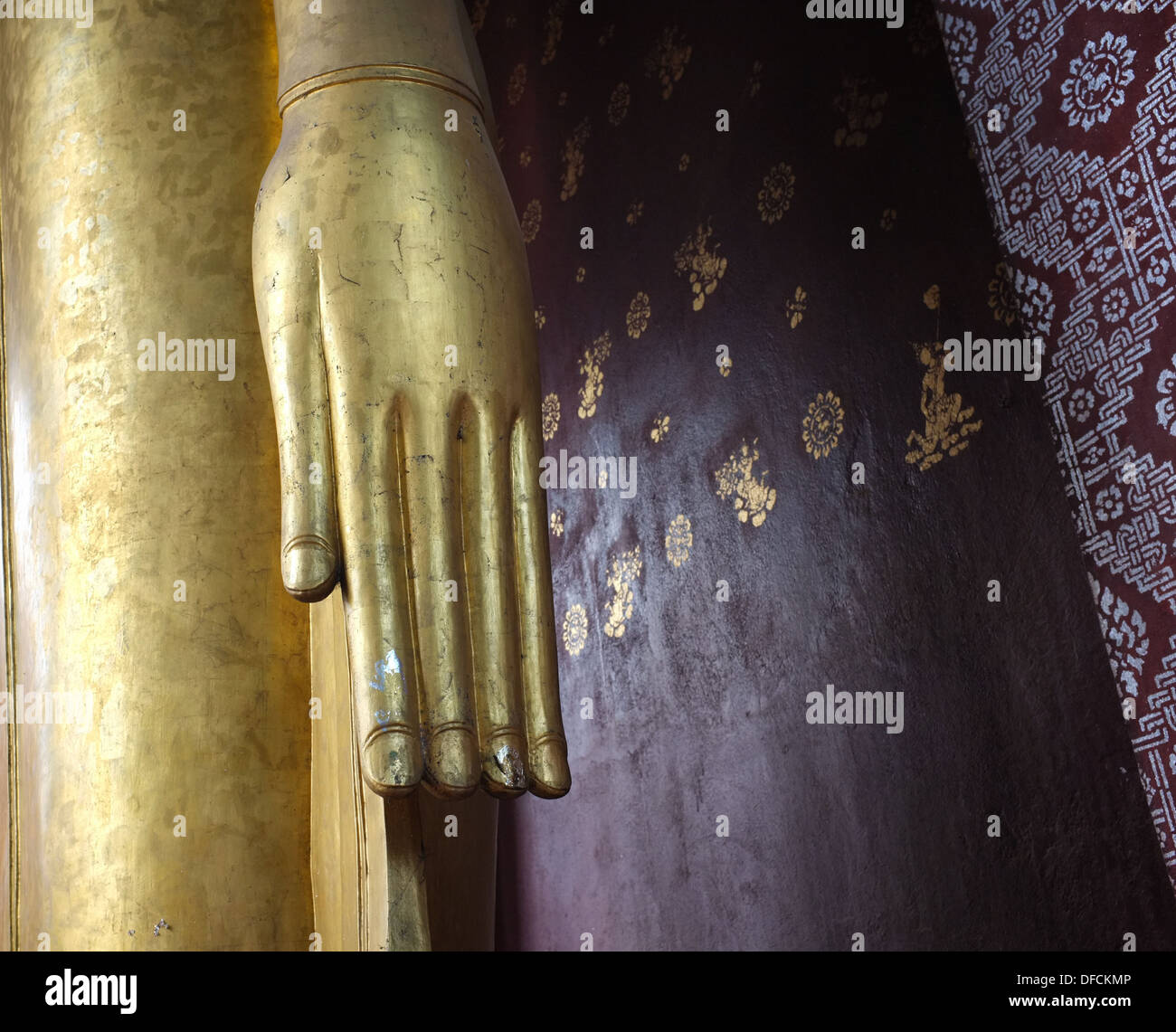 Detail des Buddhas Hand auf vergoldeten Buddha-Statue im Tempel in Luang Prabang, Laos. Stockfoto