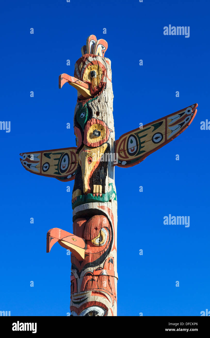 Replikat roten indischen Totempfahl zeigt amerikanische Adler, Colorado, USA Stockfoto