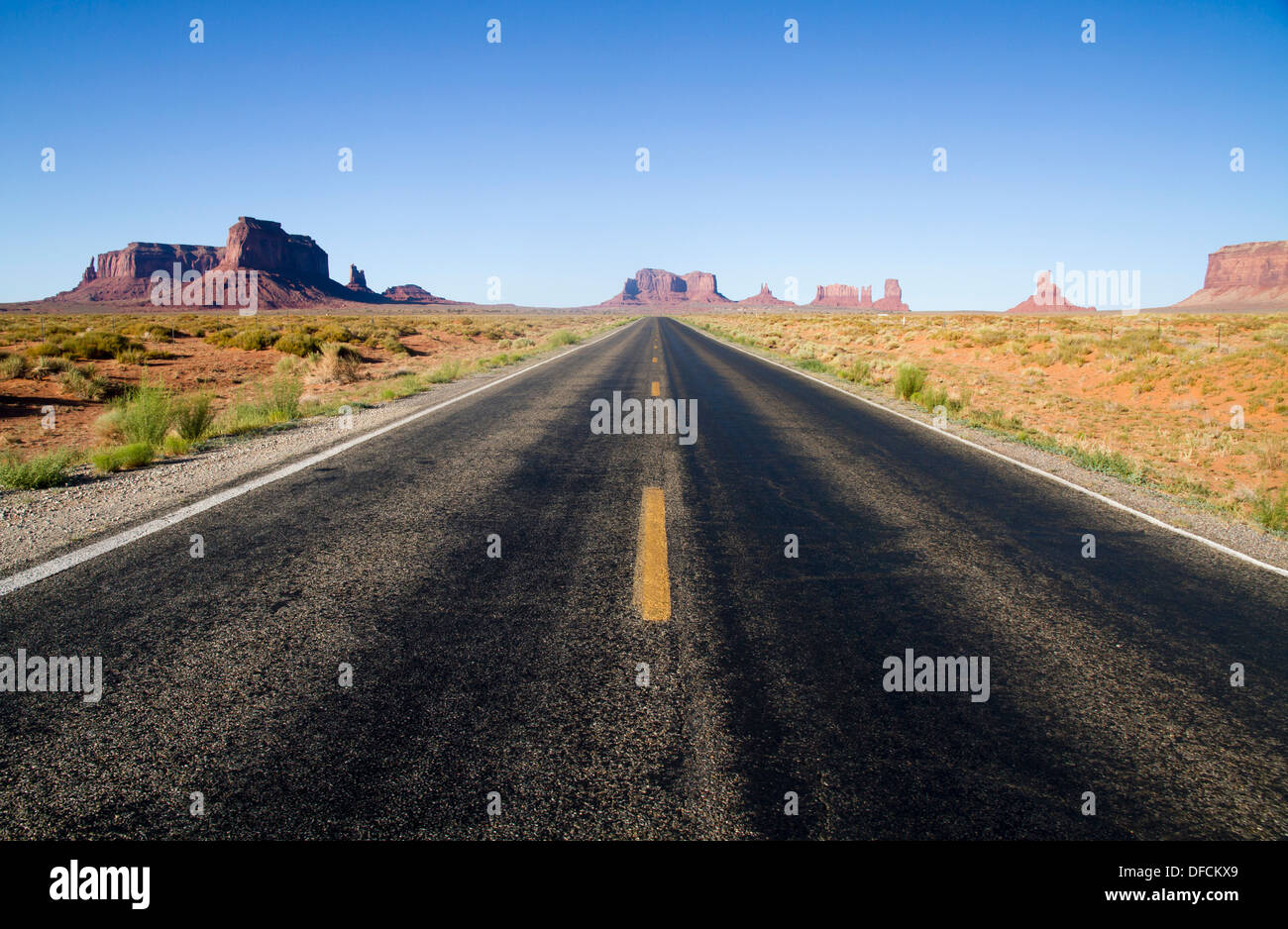 USA, Utah, Sicht auf Straße in der Wüste zum Monument Valley Stockfoto