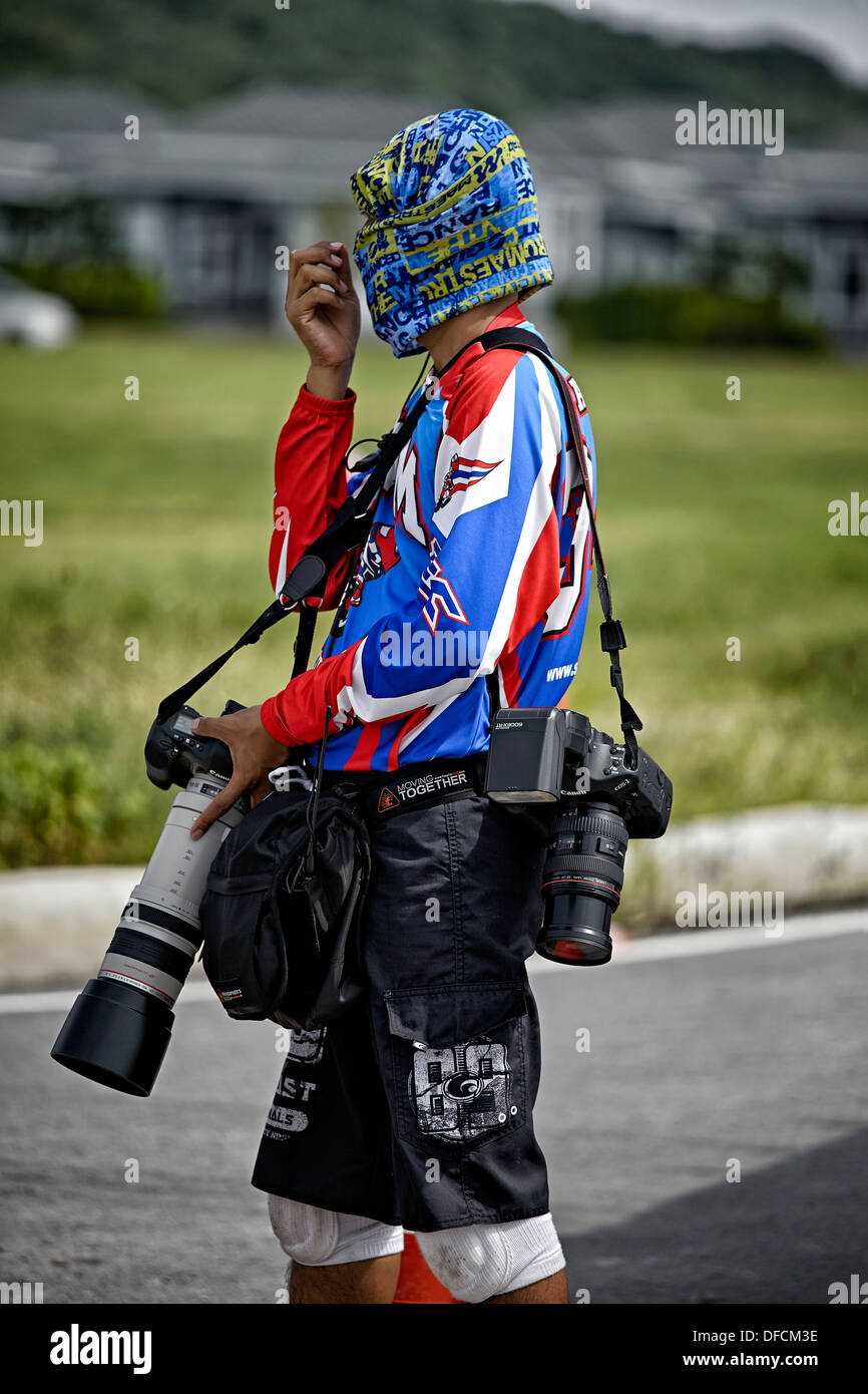 Bunt gekleidet Profifotografen fotografieren mit einem Sortiment von Canon Kameras und Objektive. Stockfoto