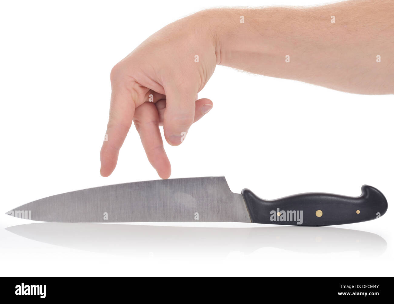 Fuß auf Messerschneide, Konzept der Geschäft Gefahren, Finger auf ein Messer auf einem weißen Hintergrund isoliert Stockfoto