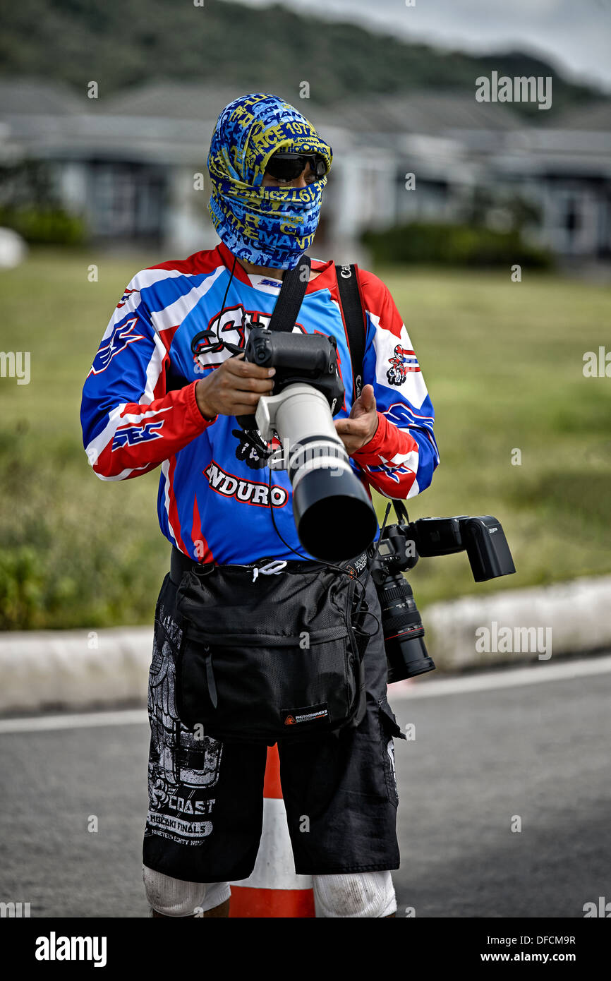 Bunt gekleidet Profifotografen fotografieren mit einem Sortiment von Canon Kameras und Objektive. Stockfoto