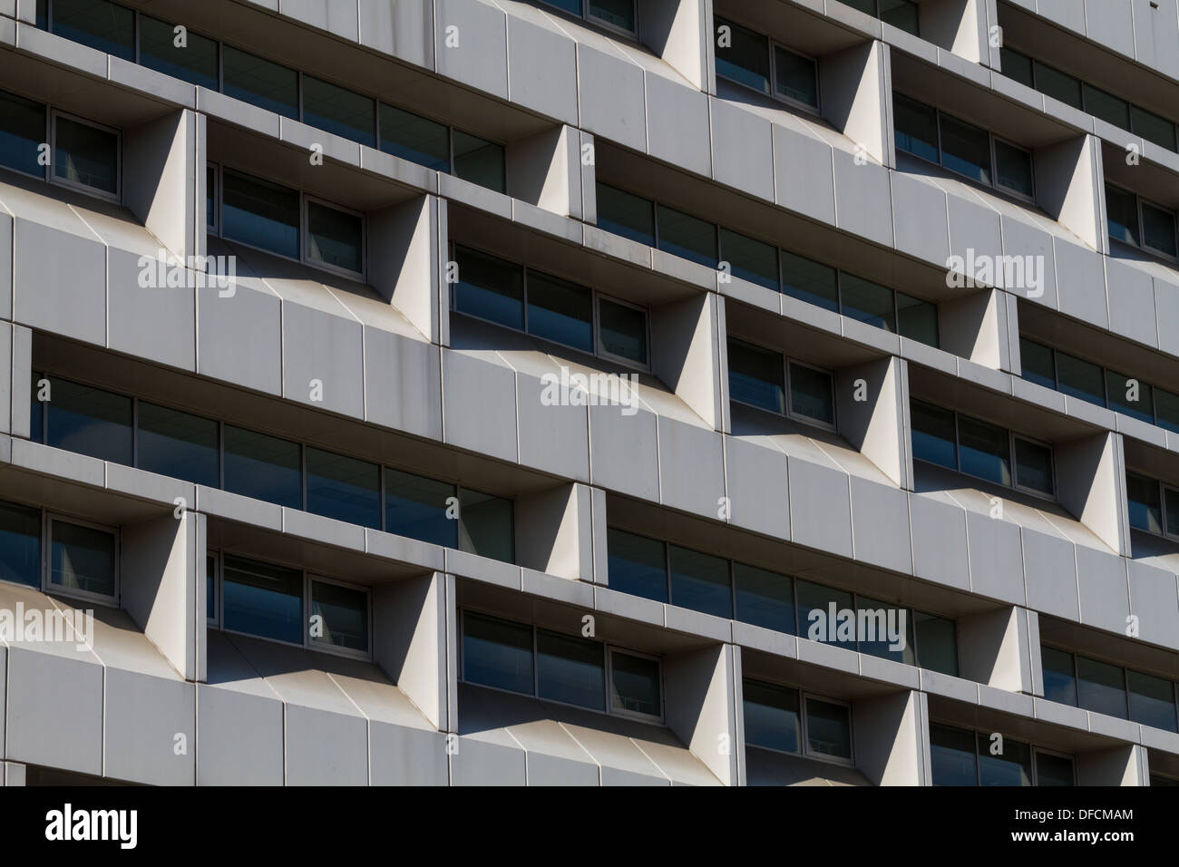 Fenster und Schatten auf einem städtischen Gebäude Stockfoto