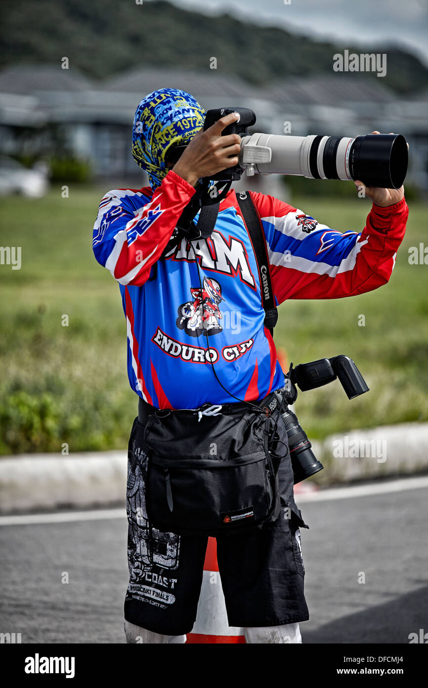Bunt gekleidet professioneller Sportfotograf fotografieren mit einem Sortiment von Canon Kameras und Objektive. Stockfoto