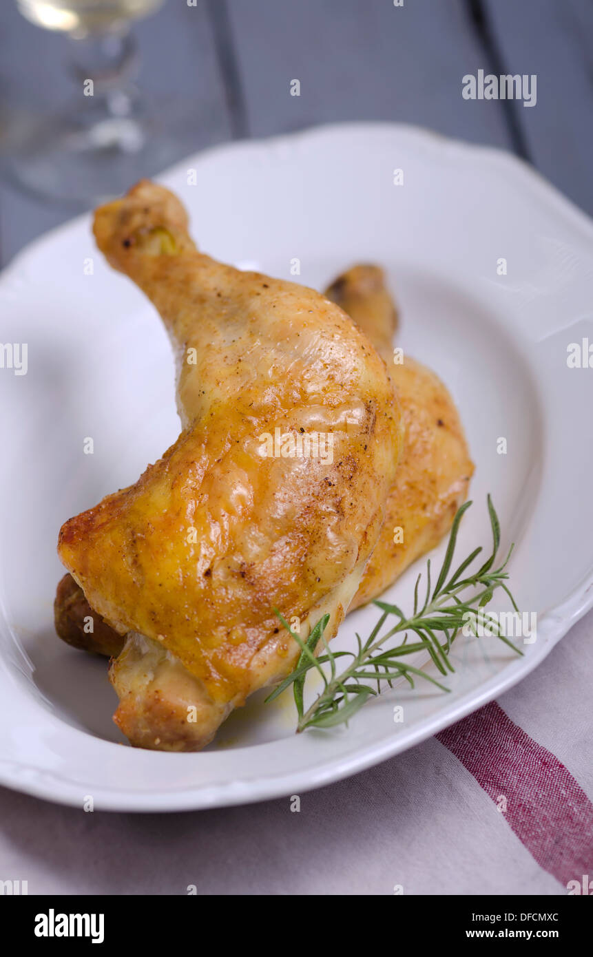 Teil des Mais gefütterten Hähnchen aus dem Ofen auf Platte Stockfoto