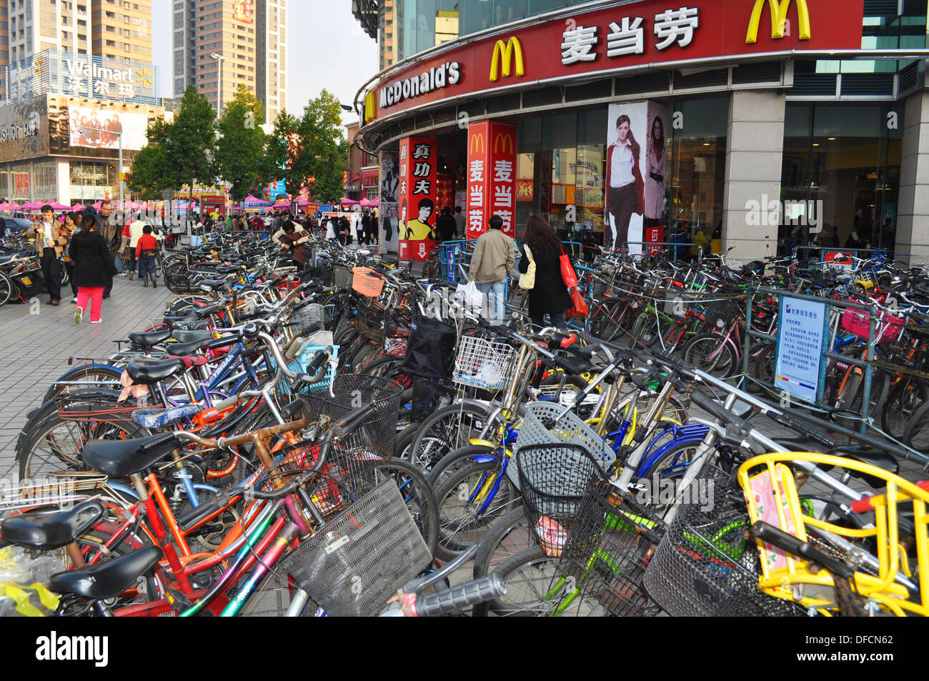 Dongguan (China): McDonalds Fastfood- und Fahrrad-Parken Stockfotografie -  Alamy