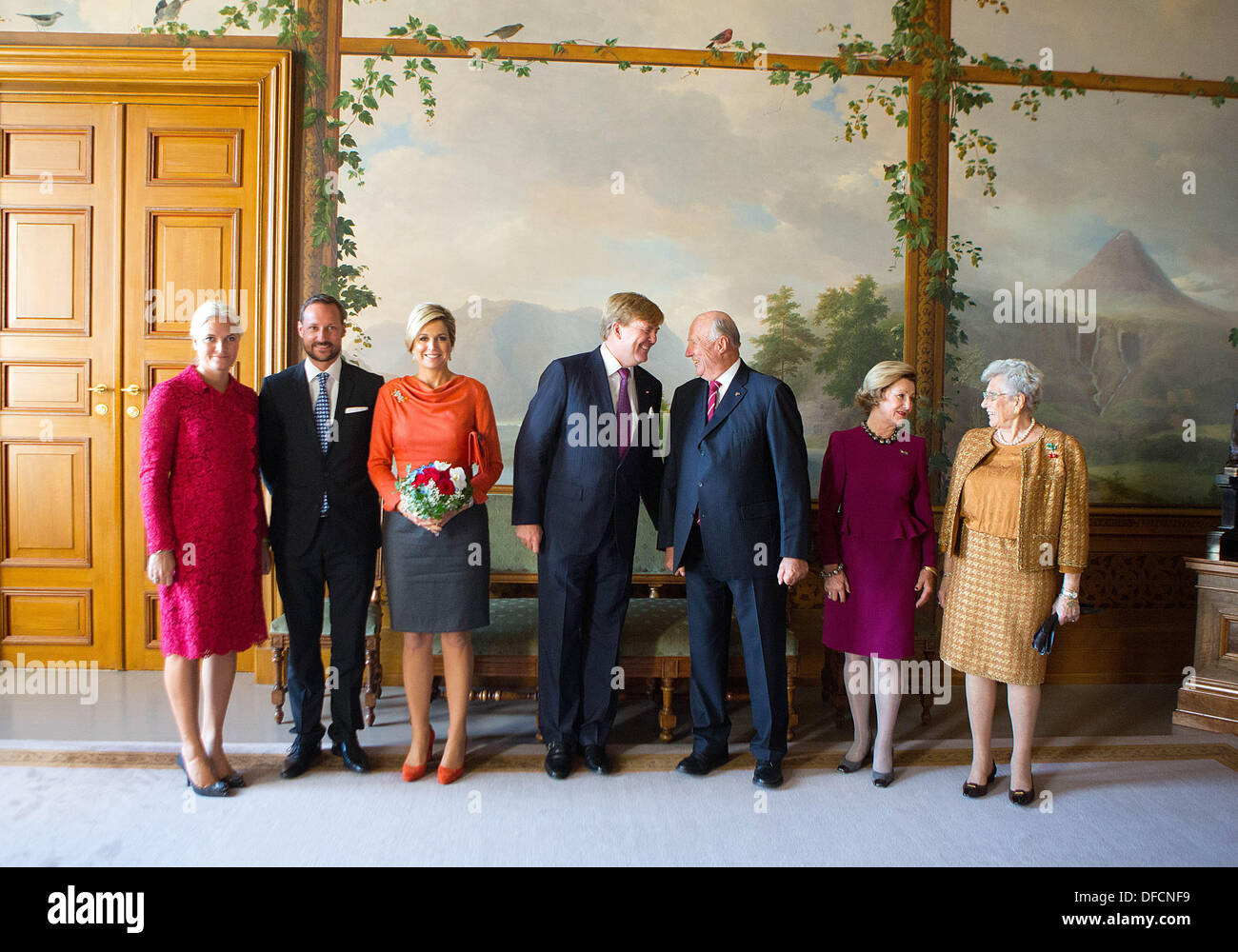 Kronprinzessin Mette-Marit von Norwegen, Kronprinz Haakon von Norwegen, Königin Maxima der Niederlande, König Willem-Alexander der Niederlande, König Harald von Norwegen, Besuch Königin Sonja von Norwegen, Prinzessin Astrid von Norwegen niederländischen König Willem-Alexander und Maxima der Königin für eine Einführung in Norwegen. OSLO 2. Oktober 2013 Foto: Albert Nieboer/Dpa/Alamy Live News / Pool Stockfoto