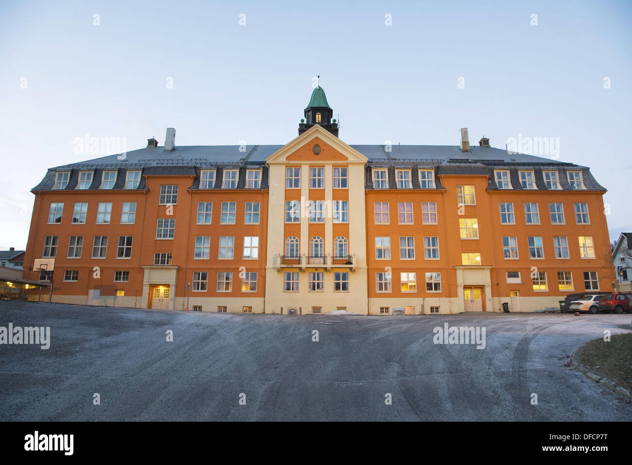 Kongsbakken Gymnasium in Winter, polare Nacht, Tromso. Norwegen Stockfoto