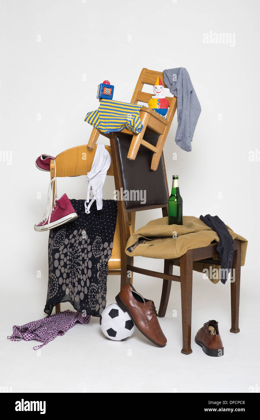 Kleidung auf Stuhl mit Spielzeug und Schuhe auf weißem Hintergrund Stockfoto
