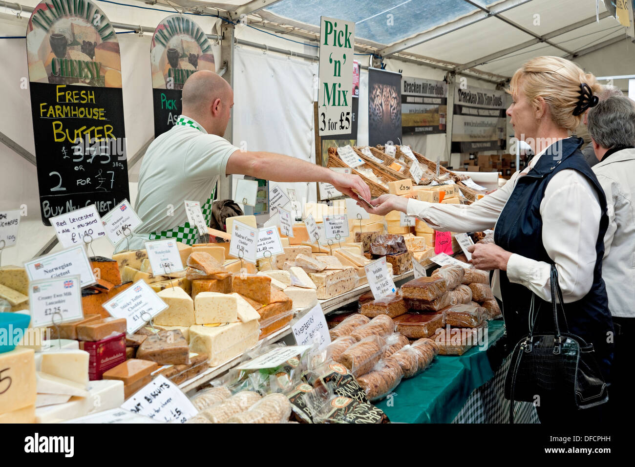 Frau, die Käsekäse an einem Verkaufsstand beim Annual Food and Drink Festival York North Yorkshire England Großbritannien kaufte Stockfoto