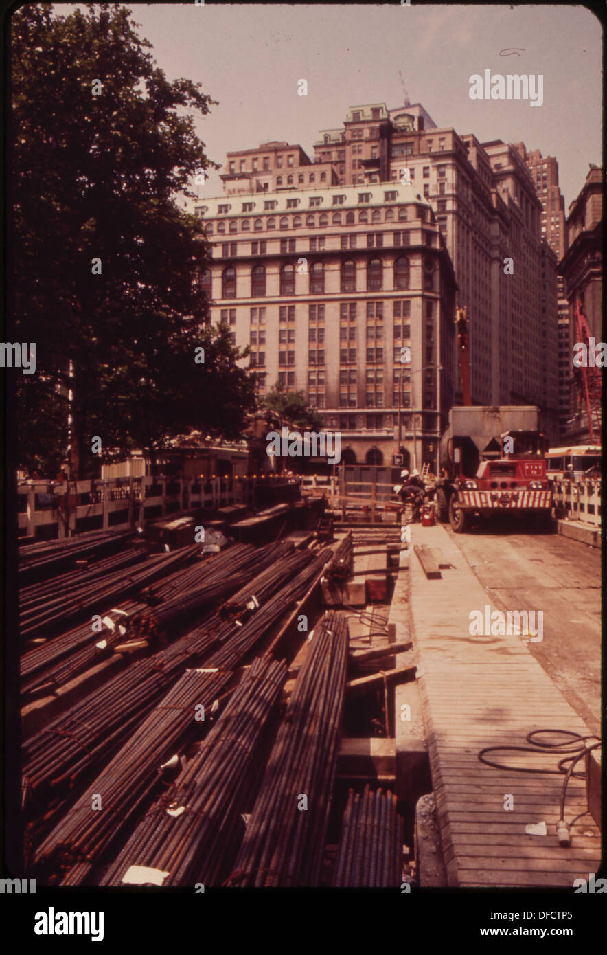 Bauarbeiten an der Ostseite des Battery Park in Lower Manhattan sind im Gange, die zur Entwicklung dieses berühmten Stadtgebietes beitragen. Das Gebiet wird im Rahmen der Bemühungen um die städtische Revitalisierung erheblich verändert. Stockfoto