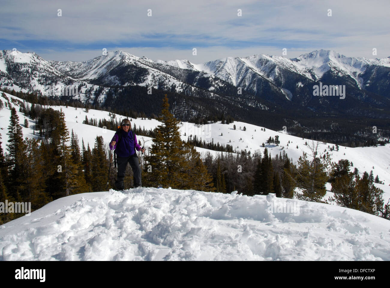 Backcountry Skifahrer über Galena Pass, Sawtooth Ntl. Wald, Idaho Stockfoto