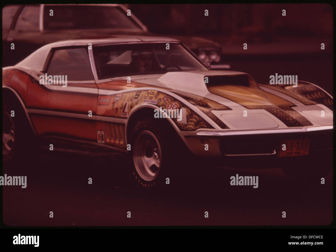 Dieses Bild zeigt eine Corvette mit markanten Aufklebern und einer schwingenden Lackierung, die ein einzigartiges, individuelles Fahrzeugdesign unterstreicht. Das Fahrzeug steht für einen Trend in der Automobil-Individualisierung, der in den 1960er Jahren beliebt war Stockfoto