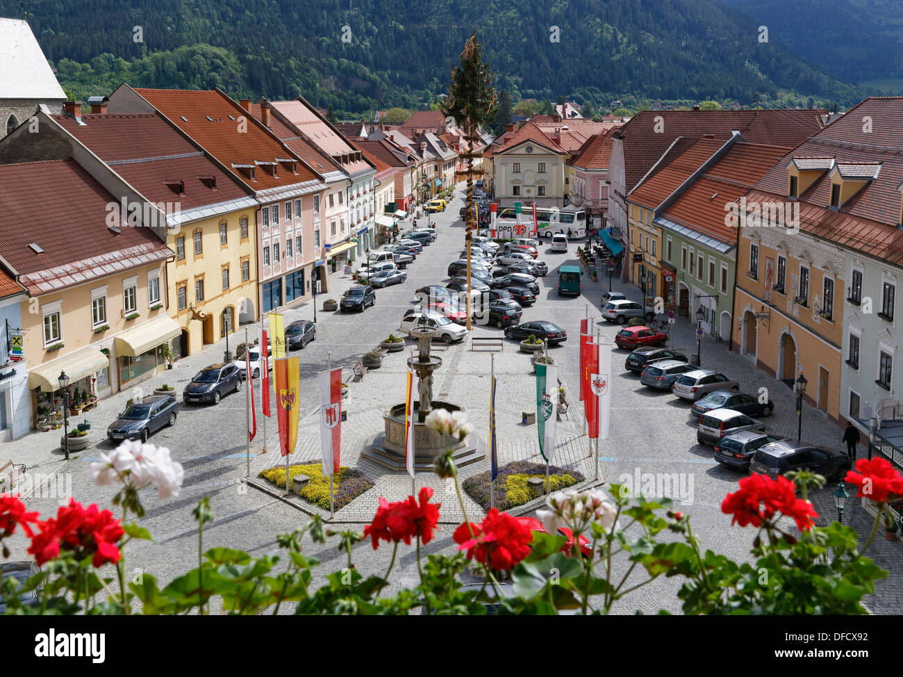 Österreich, Kärnten, Autos parken am Hauptplatz quadratisch Stockfoto