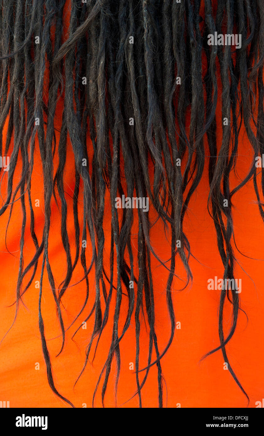 Indischen Sadhus Dreadlocks gegen seine orange Tuch. Indien Stockfoto
