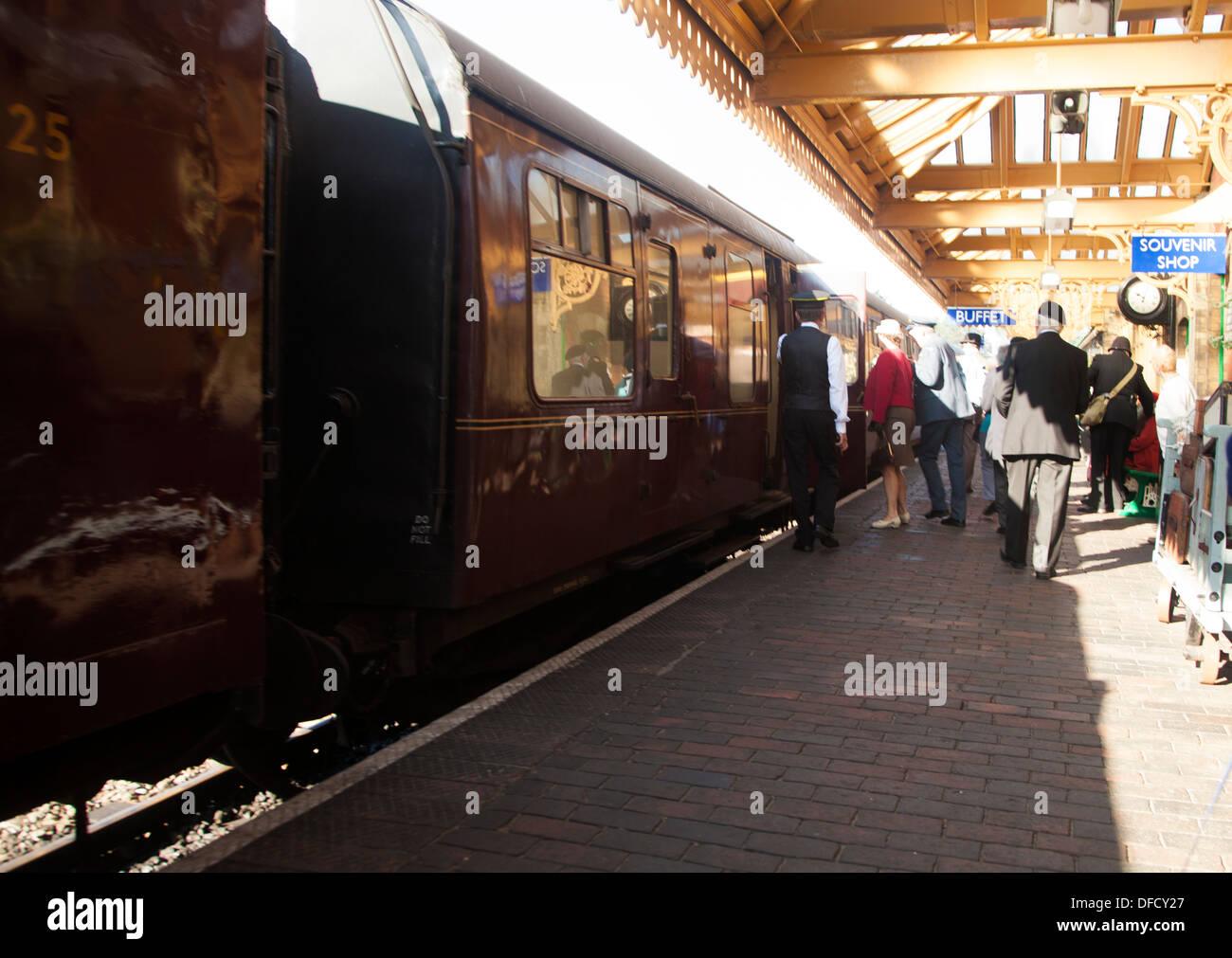 Passagiere auf der Plattform Sheringham während der vierziger Jahre Wochenende Stockfoto