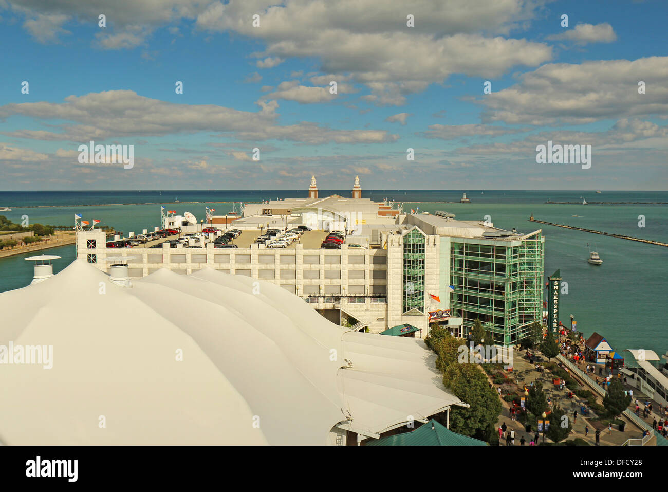 Luftbild von der Shakespeare-Theater, Parkplatz Garage und Ost Ende des Navy Pier in Chicago, Illinois Stockfoto