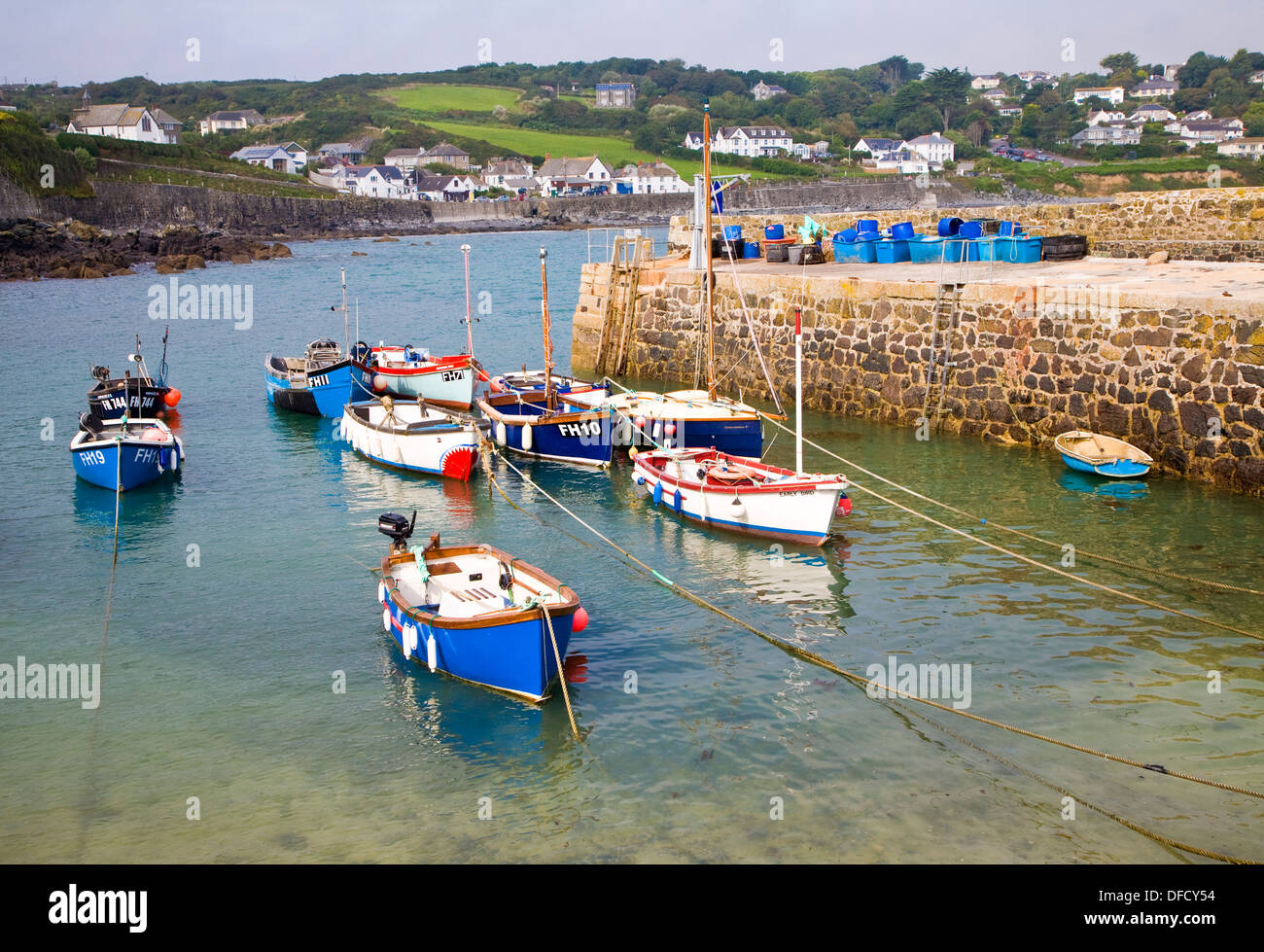 Angelboote/Fischerboote im Hafen von Dorf Coverack, Cornwall, England Stockfoto