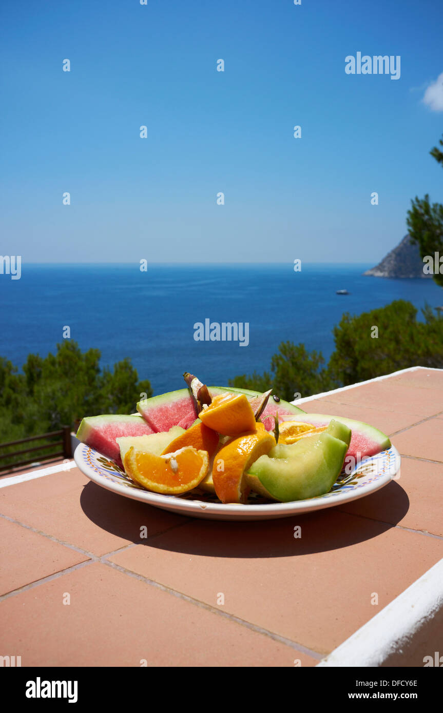 Spanien, Obstteller mit Meer im Hintergrund Stockfoto