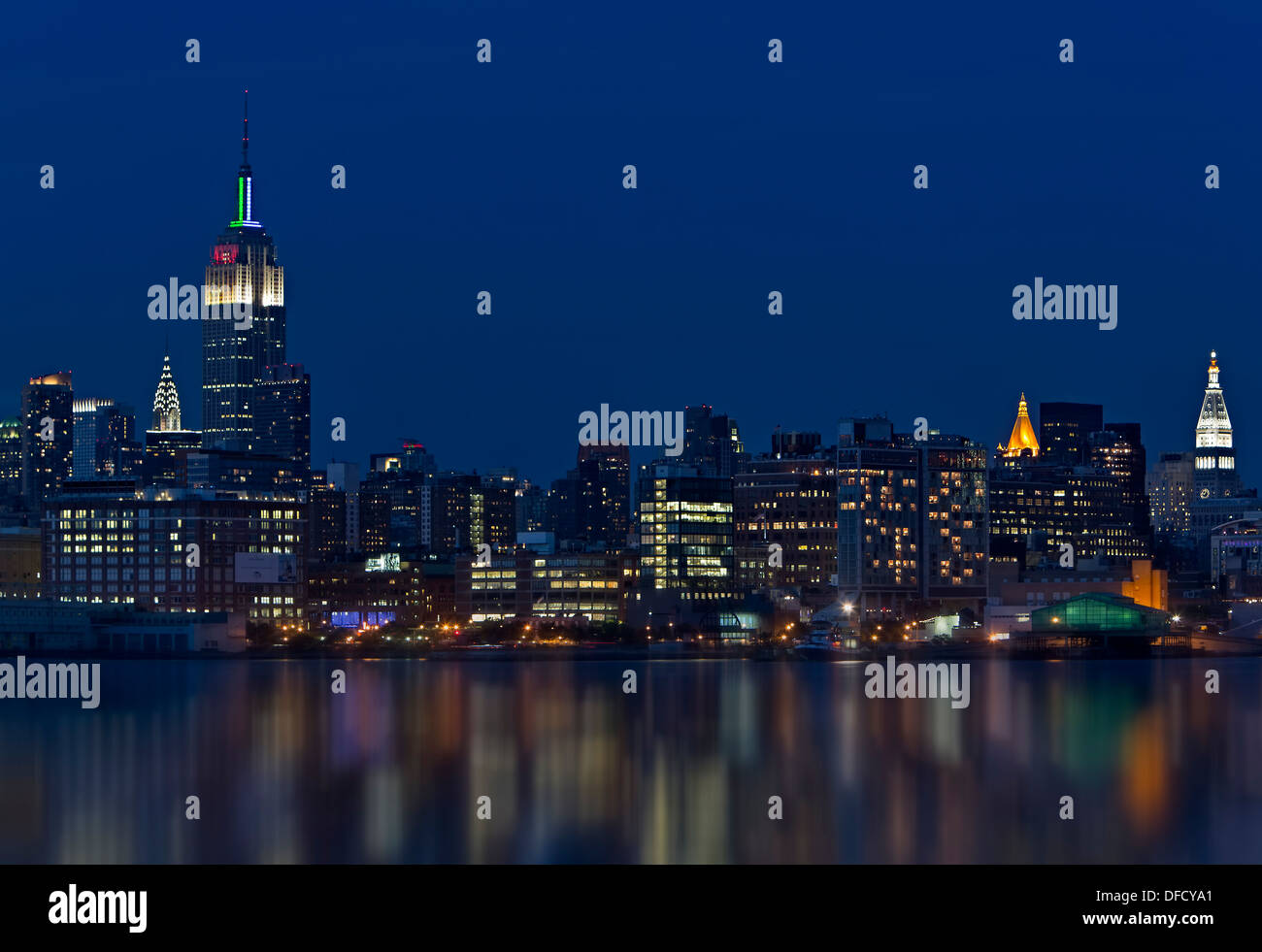 Die Skyline von New York City während der blauen Stunde nach Sonnenuntergang. Das Empire State Building. Stockfoto