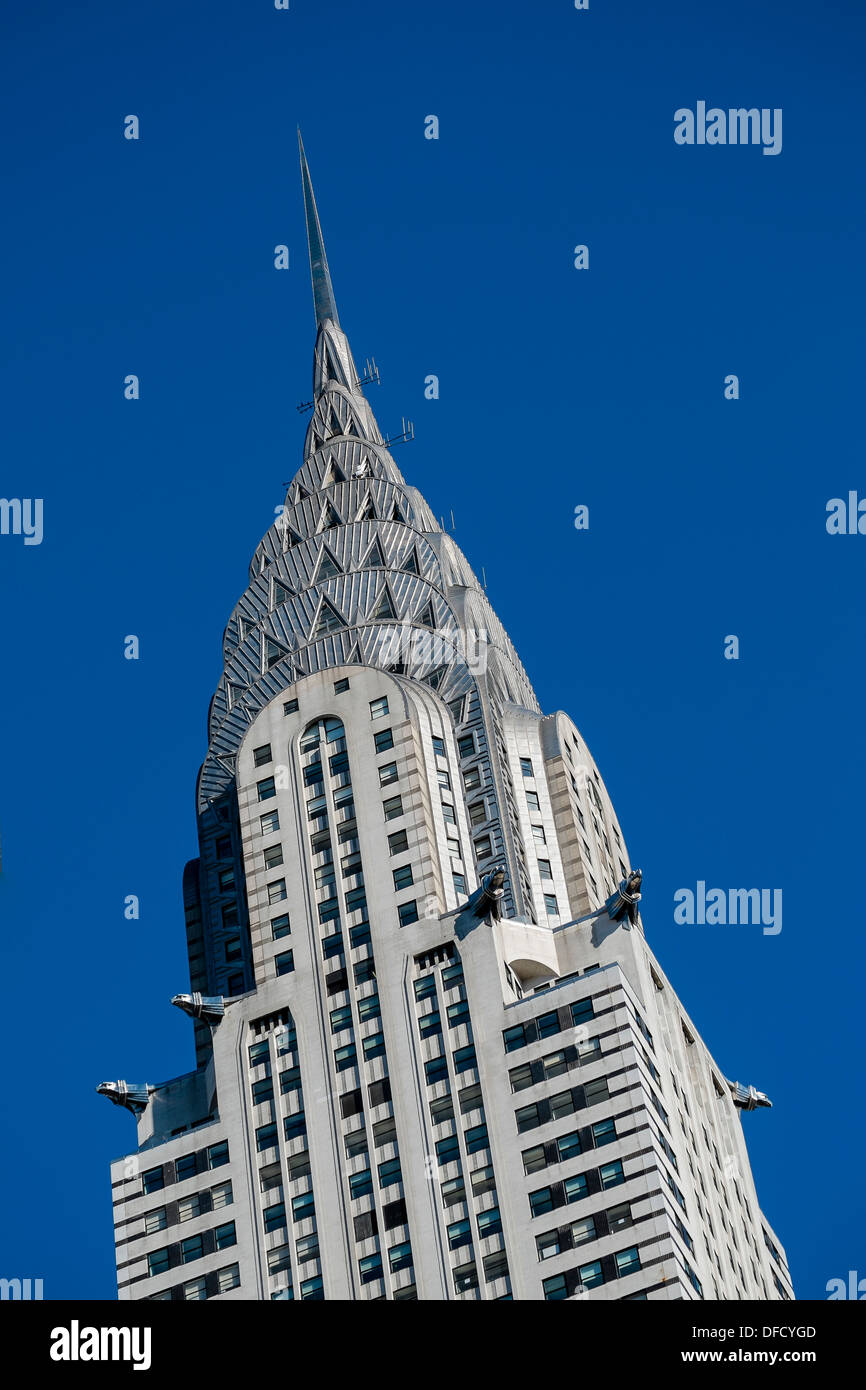 Eine Nahaufnahme von der Art-déco-Architektur des Chrysler Building in New York City vor einem blauen Himmel. Stockfoto