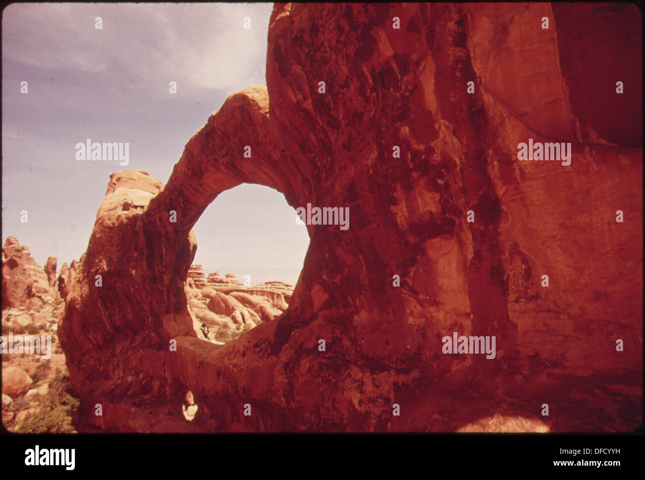 Double O Arch, das sich in Rebrock-Gelände befindet, ist eines von vielen natürlichen Fenstern, die durch Jahrhunderte der Erosion entstanden sind. Sie ist ein markantes Merkmal in Rebrock-Landschaften. Stockfoto