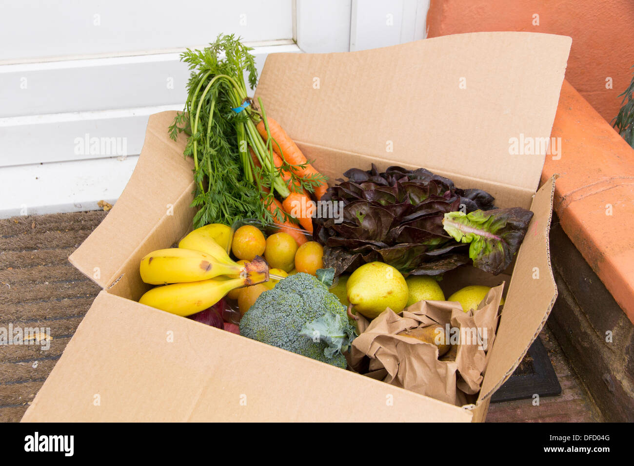 26. Juli 2013, Brighton, UK: ein Bio-Obst und Gemüse Box geliefert von Abel und Cole sitzt vor einer Haustür Stockfoto