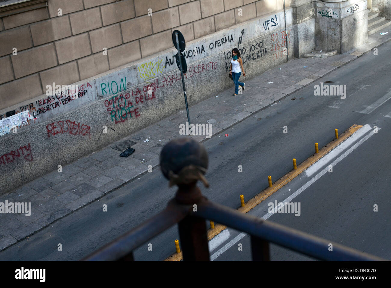 Ein Frauen-Wanderungen hinunter Via Maqueda an einer Mauer vorbei bedeckt Graffiti, Palermo, Italien Stockfoto