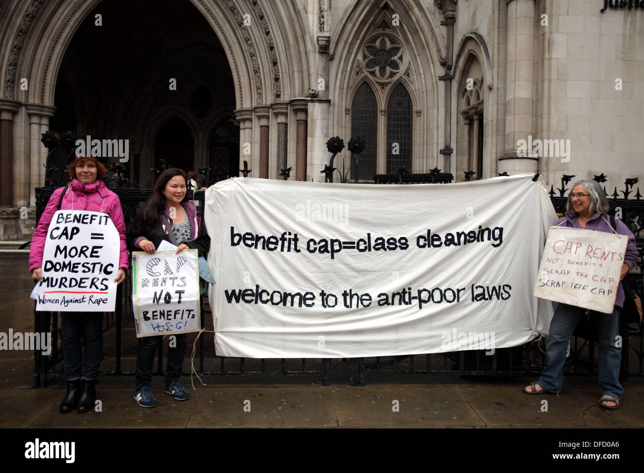 Demonstranten gegen die Kürzungen und Schlafzimmer Steuern außerhalb der High Court für eine Anfechtungsklage gegen die konservative Regierung Kürzungen England, UK Stockfoto