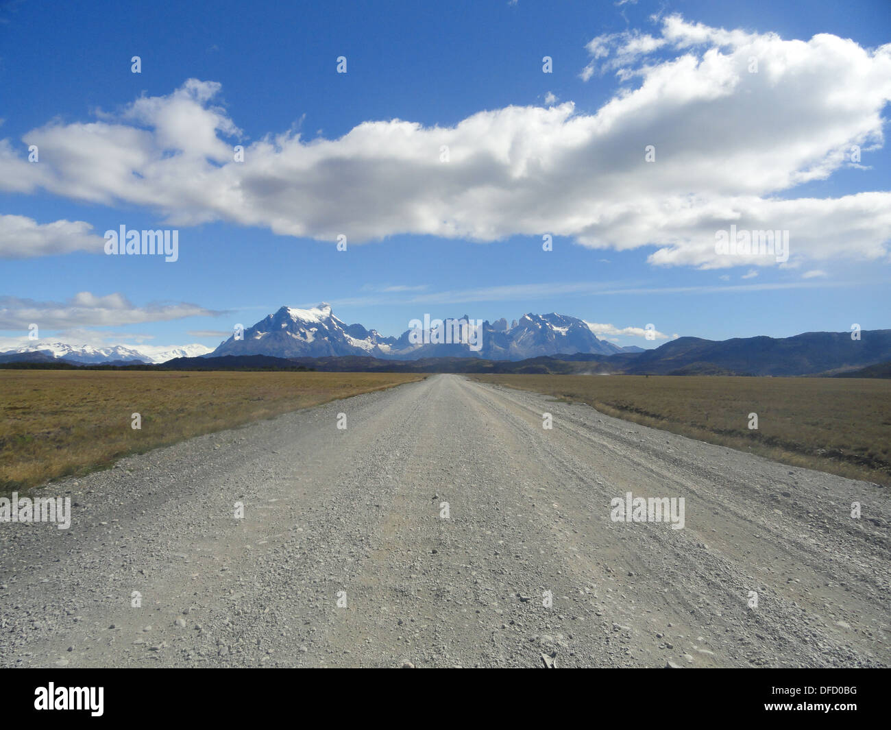 Ein Feldweg vorbei durch den Torres Del Paine Nationalpark, im chilenischen Patagonien Stockfoto