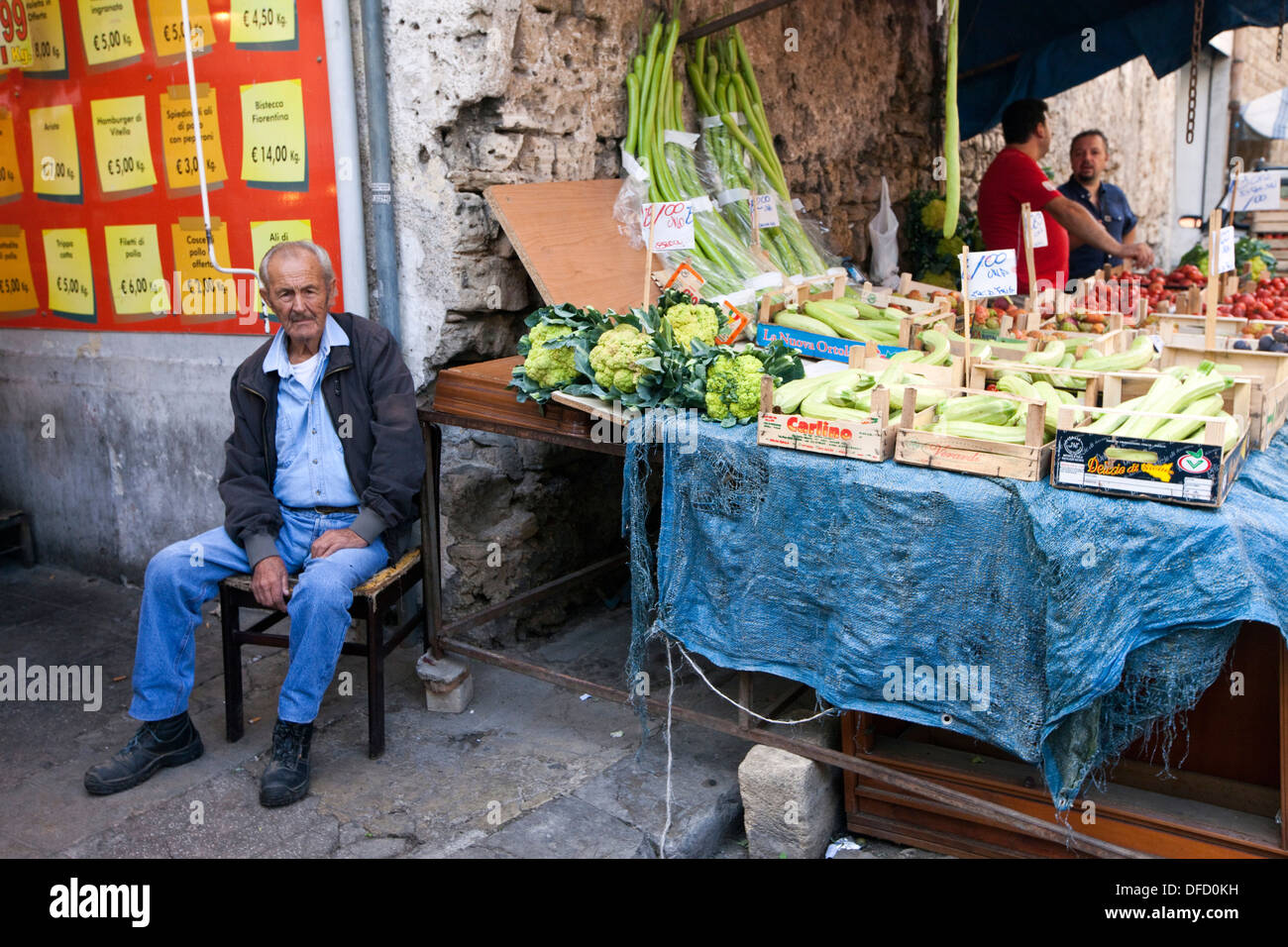 Sizilien, Markt, Marktstände in der Altstadt von Palermo, bunte Kleidung  Stockfotografie - Alamy