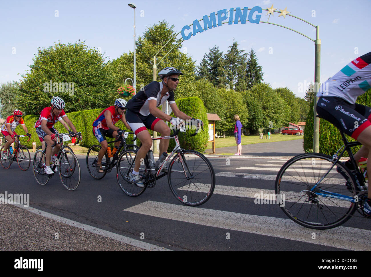 3. August 2013, Siaugues-St-Romain, Auvergne, Frankreich: ein lokaler aber wettbewerbsfähige Radrennen betritt die Stadt Stockfoto