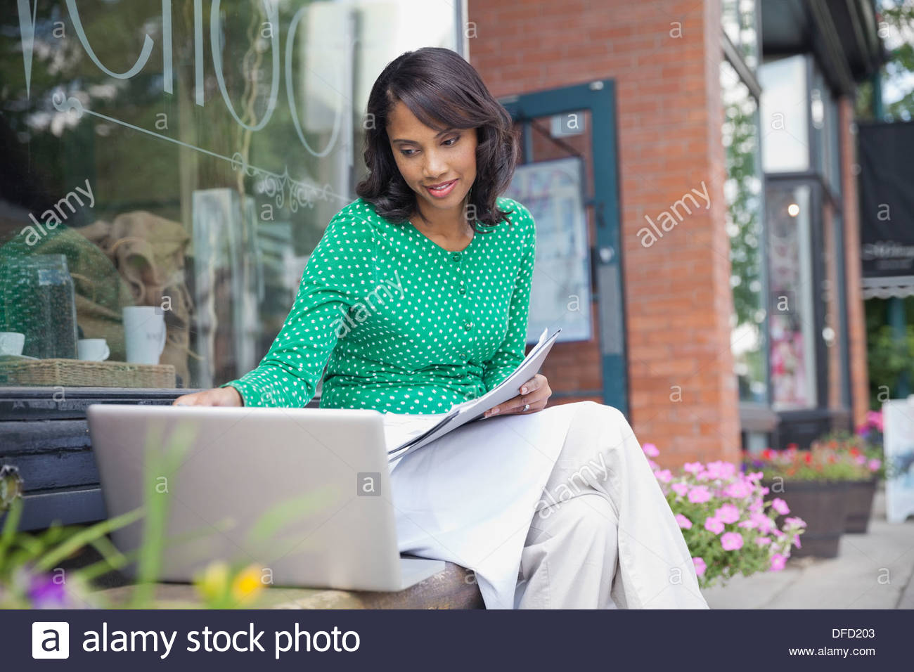 Inhaber eines kleinen Unternehmens arbeiten am Laptop außerhalb café Stockfoto