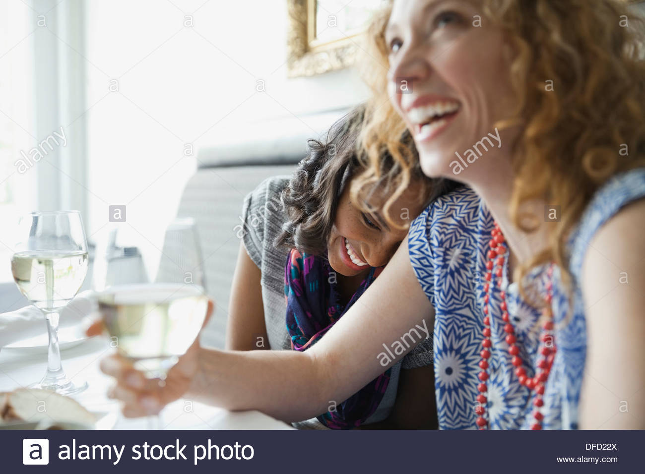 Freundinnen beim Essen lachen Stockfoto
