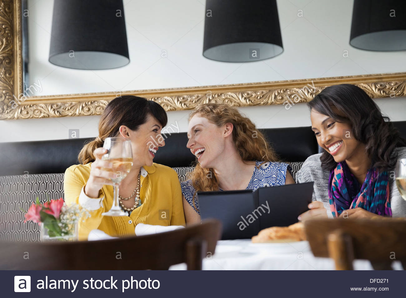 Fröhliche Freundinnen Essen gehen Stockfoto