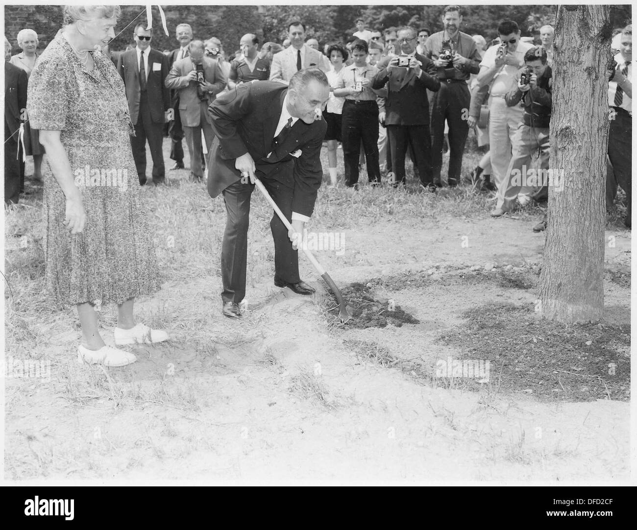 Eleanor Roosevelt und Lyndon B. Johnson werden im Hyde Park gefangen genommen und erleben einen historischen Moment. Beide Persönlichkeiten spielten eine Schlüsselrolle in der amerikanischen Politik, wobei Roosevelt soziale Anliegen beeinflusste und Johnson während seiner Präsidentschaft die Bürgerrechte vorantreibt. Stockfoto