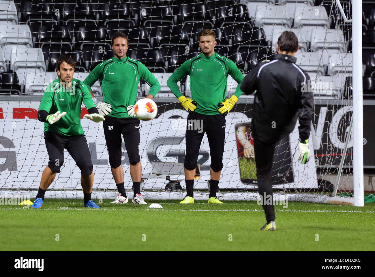 Swansea, Großbritannien. 2. Oktober 2013.   Im Bild L-r: FC St. Gallen Torhüter Daniel Lopar, Marcel Herzog und Iljia Kovacic Re: FC St. Gallen-Pressekonferenz im Liberty Stadium vor der UEFA Europa League-Spiel gegen Swansea City FC. Bildnachweis: D Legakis/Alamy Live-Nachrichten Stockfoto