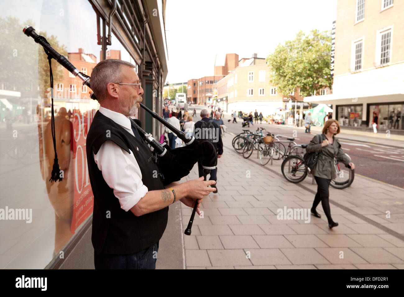 Ein Straßenmusikant spielt Dudelsack, Norwich, Norfolk UK Stockfoto