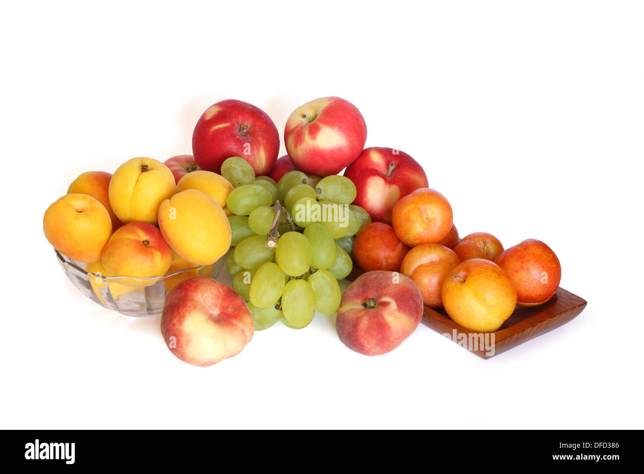 Stillleben mit Obst - Äpfel, Pflaumen, Weintrauben, Pfirsiche, Aprikosen Stockfoto