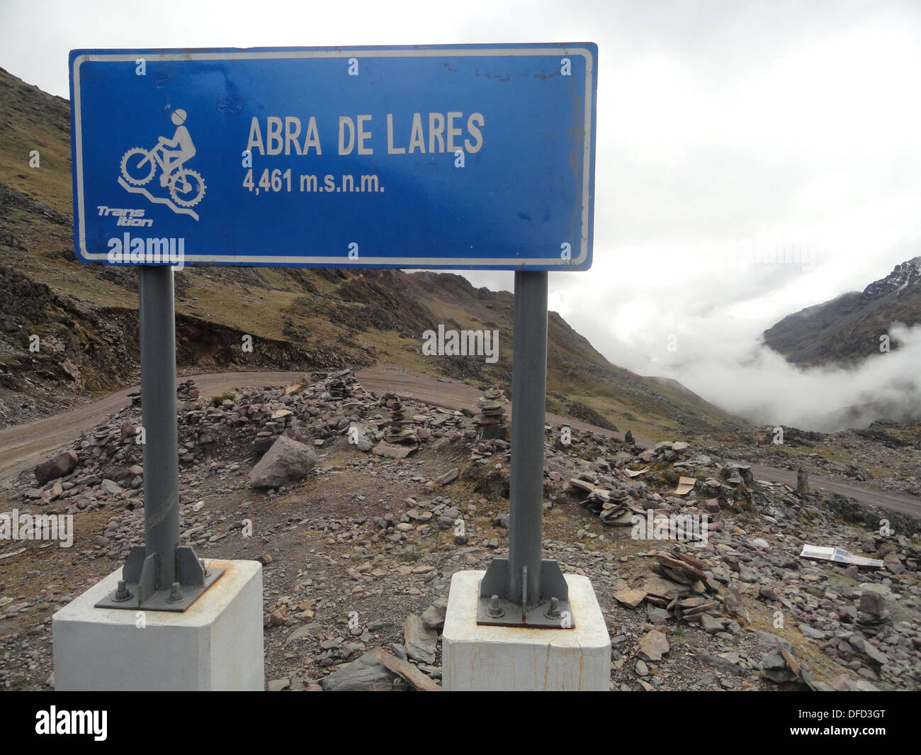 Ein Zeichen markieren den Höhepunkt der Straße Lares von Cusco in den peruanischen Anden Stockfoto