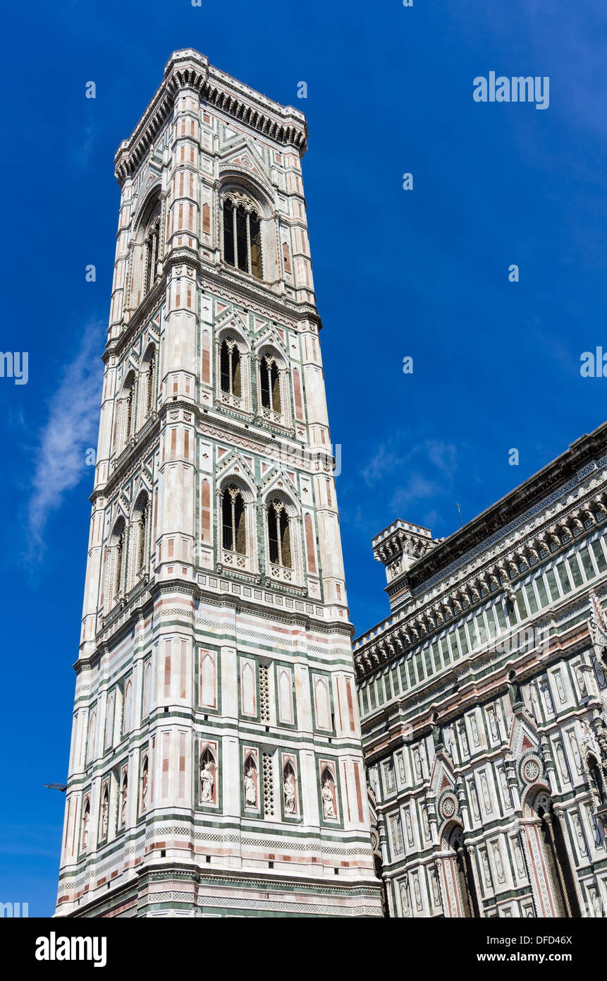 Campanile von Giotto ist eine frei stehende Glockenturm in der Nähe von Kathedrale von Florenz auf der Piazza del Duomo in Florenz, Italien. Stockfoto